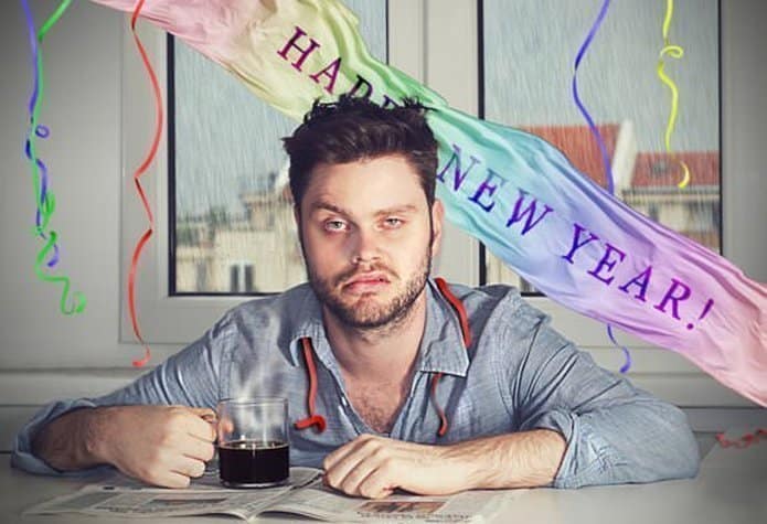 man with hangover after new years party - Ertesi Gün Sarhoşluğunu Engellemek İçin Kanıtlanmış 7 Yol